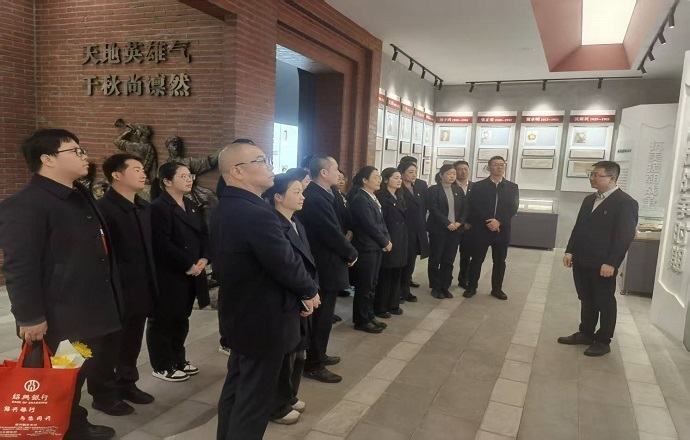 紹興銀行嘉興桐鄉(xiāng)支行開展清明祭掃活動(dòng)-4.jpg